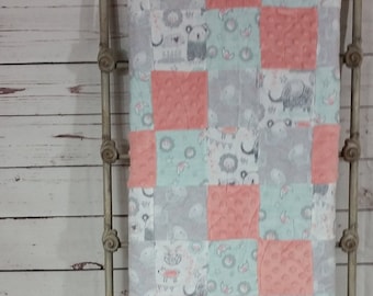 Kołderka dla dziecka w kratkę – Miękki kocyk dla dziecka – Ręcznie robiony prezent na baby shower – Mata do zabawy w pokoju dziecięcym – Niebiańskie gwiazdy księżyca – słoń, miś, króliczek