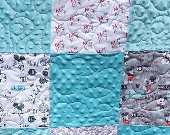 Kocyk dla niemowląt Myszka Miki -- Kocyk Minky do pokoju dziecięcego -- Łóżeczko, wózek, czas na brzuszku, prezent na baby shower