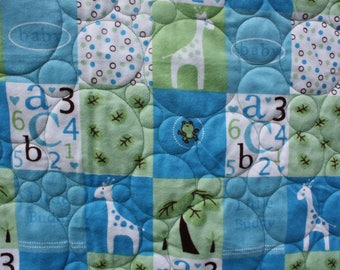 Nowoczesny kocyk dla niemowląt, prezent na baby shower, dla chłopca, niebiesko-zielono-biały, litery drzewa żaby żyrafy, patchwork Chevron, flanela
