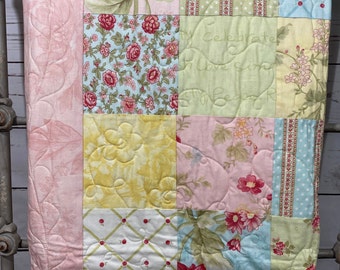 Shabby chic kocyk dla dziewczynki -- Ręcznie robiony prezent na baby shower -- Dekoracja pokoju dziecięcego