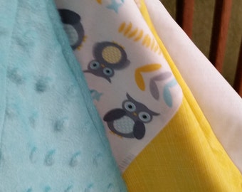 Kocyk dla dziecka, neutralny pod względem płci, ręcznie robiony nowoczesny kocyk dla dziecka, do pokoju dziecięcego, prezent na baby shower, żółto-szaro-biały, sowy, szewron, minky