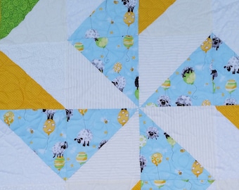 Kocyk dla dziecka, neutralny pod względem płci, ręcznie robiony nowoczesny kocyk dla dziecka, do pokoju dziecięcego, prezent na baby shower, żółto-zielono-biały, owca, wiatraczek, minky, owca Lewe
