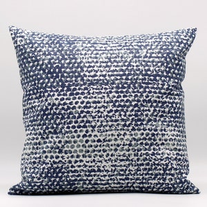 Navy Blue Dot Kissenbezug, Polka Dot Kissen, Dark Navy Kissen, Indigo, Navy Grey Kissen, Weiß, Lendenwirbelsäule, Küstenkissen, Strand, Reißverschluss