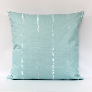 Aqua streep sierkussenhoes, streepkussen, kussen zeeglas, zeeschuim, spa groen, spa blauw, wit, lumbale, kustkussen, strand, ritssluiting