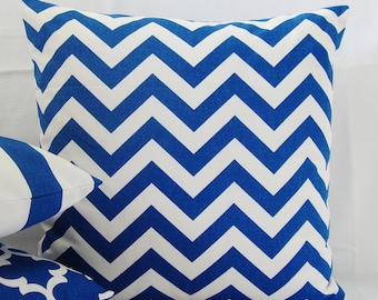 Copertura del cuscino di cobalto Chevron, copertura del cuscino Royal Blue Chevron, cuscino cobalto, cuscino blu reale, cuscino bianco cobalto, geometrico, cerniera