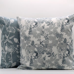 Copricuscino con motivo floreale grigio blu, blu acciaio, cuscini coordinati, blu polvere, designer, divano, letto, federa, cerniera invisibile