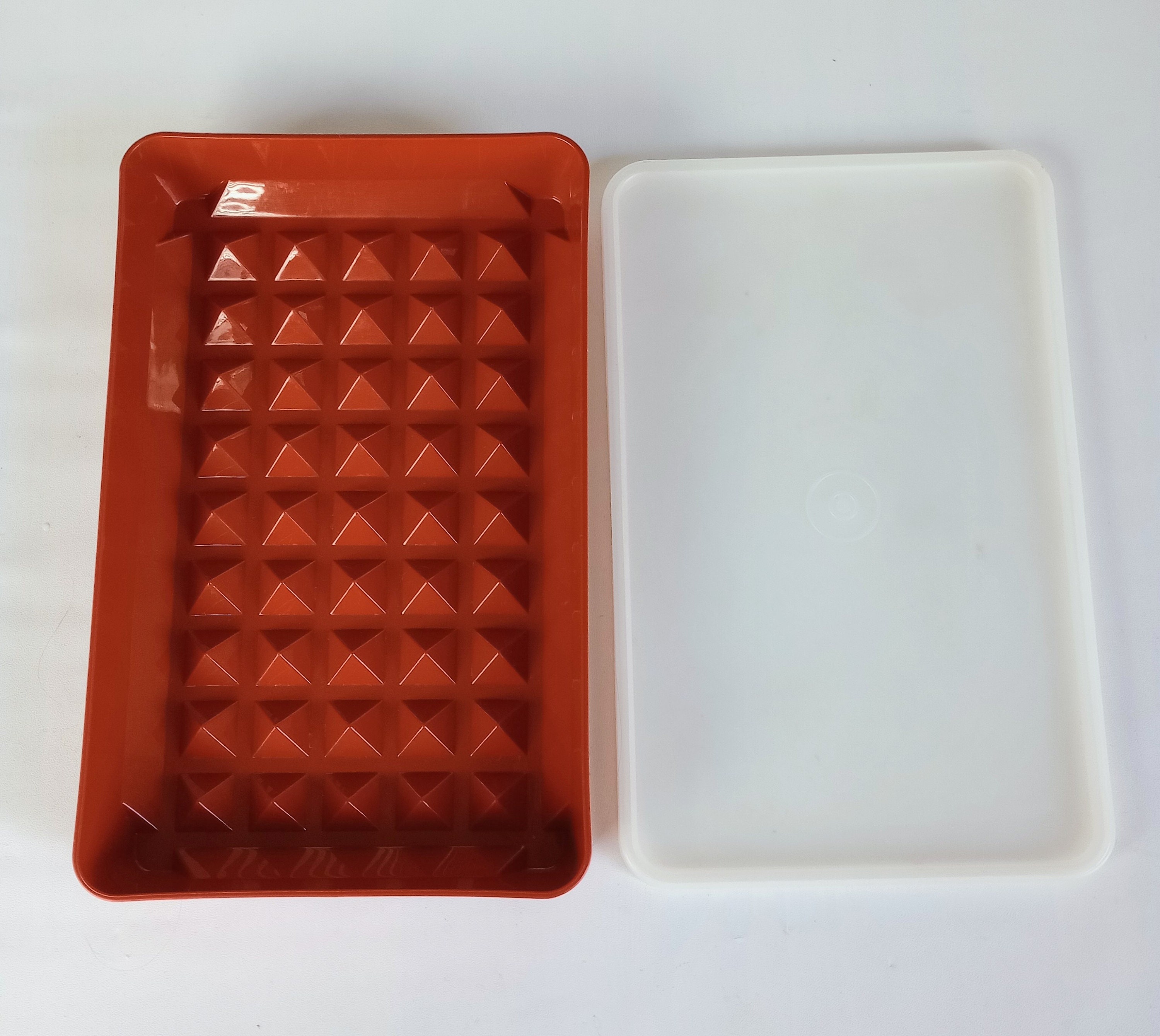 Tupperware Bacon Keeper Hot Dog Container Deli Holder Seals Red