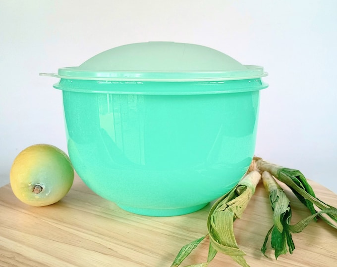 Tupperware Lettuce Keeper Crisp It Salad Storage Bowl, Jade Green 1424