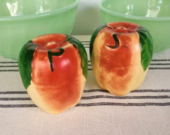 Salières et poivrières vintage Hull Pottery Apple : « Pomme rougissante »