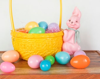 Panier de lapin de Pâques moulé par soufflage, oeufs rose pastel arc-en-ciel et herbe