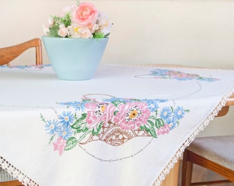 Nappe florale brodée vintage : bordure en dentelle cottagecore