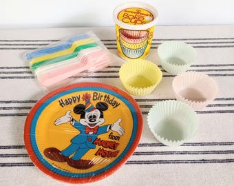 Accessoires de fête d'anniversaire des années 1980 : moules à gâteau chérie, assiettes Mickey Mouse, fourchettes