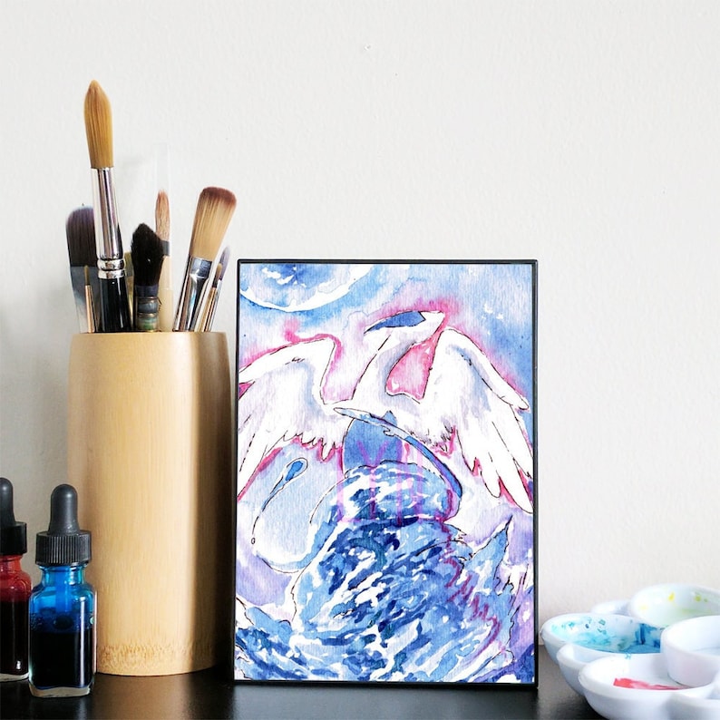 Puede incluir: Pintura acuarela de dos p&aacute;jaros blancos con las alas extendidas, volando sobre un mar azul y morado. Los p&aacute;jaros est&aacute;n pintados en un estilo realista, con plumas y picos detallados. El mar est&aacute; pintado con un movimiento giratorio y din&aacute;mico, lo que sugiere una tormenta o una corriente poderosa.