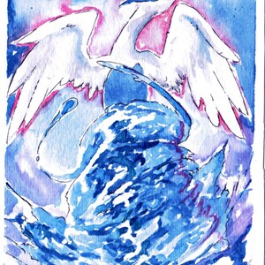 Puede incluir: Una pintura de acuarela de un p&aacute;jaro blanco con acentos rosados, con las alas extendidas, volando sobre un mar azul y blanco que se arremolina. La pintura est&aacute; firmada "MEER & MUSHRAT 2015".