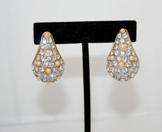 VINTAGE Elegant Rhinestone and Pearl Clip Earring… - image 1