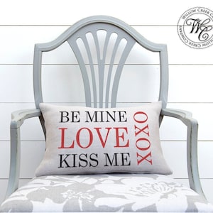 Valentine&#39;s Day Pillow Cover: Be Mine, Love, Kiss Me