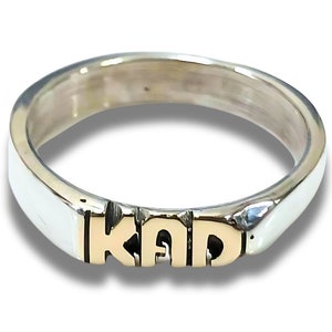 Initiale ou nom bague en argent avec plaque en or jaune 10 carats sur le visage sculpté à la main en sterling 925 personnalisé
