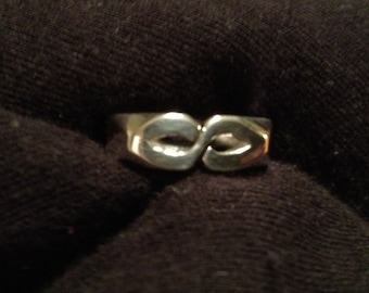 Medium thick 925 Sterling Silver Hand carved ring infinity sharp design