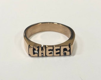 Modèle 1202 Main sculpté nom anneau initial Brass Cheer bague personnalisée