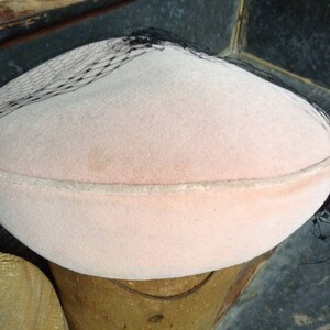 Shell pink 1940's velour beret image 2