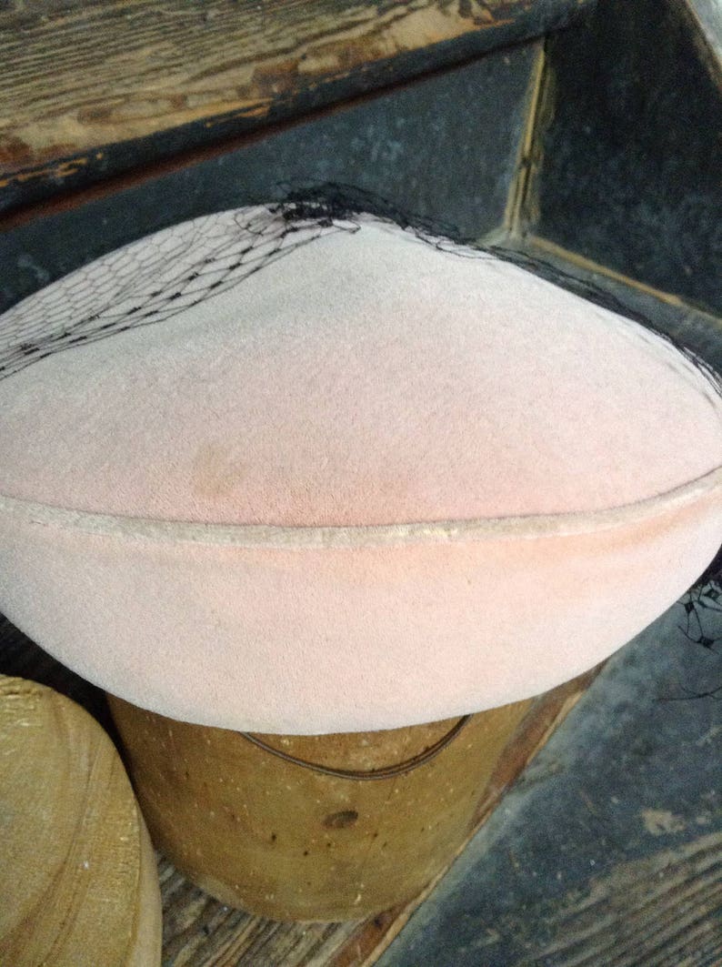 Shell pink 1940's velour beret image 2