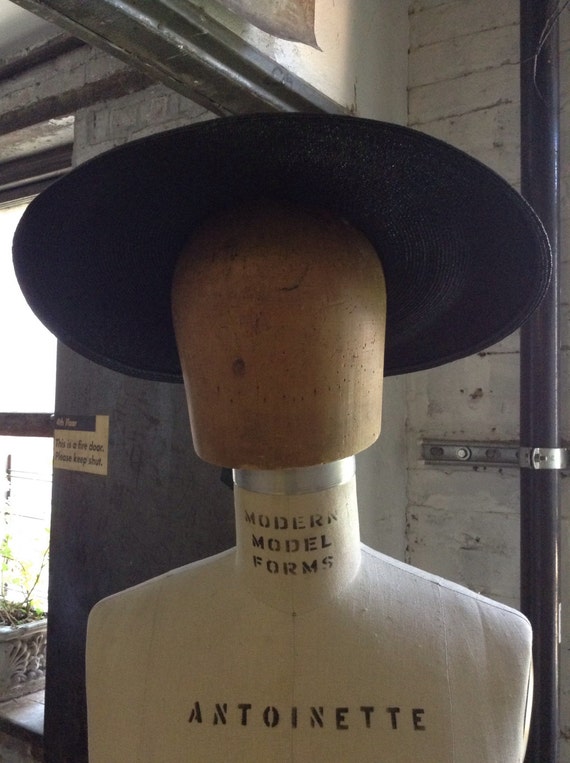 Black sewn straw sun hat c. 1950 - image 4