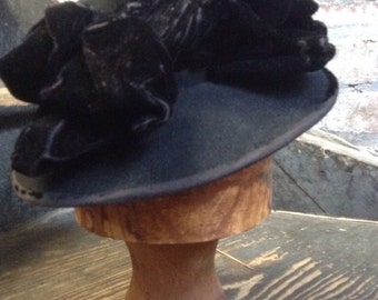 1940's black felt perchy hat