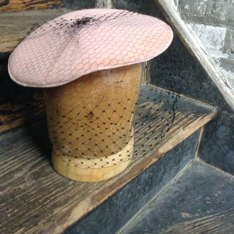 Shell pink 1940's velour beret image 1