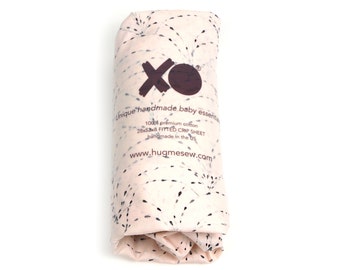 Sábana de cuna ajustada - lágrimas de agua de rosas - Listo para enviar - sábana de cuna de guardería moderna - sábana de cuna para niña