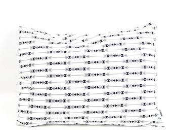 Funda de almohada de tamaño ESTÁNDAR - Monocromo - flechas negras sobre blanco - Ropa de cama para niños pequeños o bebés - funda de almohada unisex - Tamaño estándar