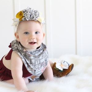 Tuner Tumble grauer Schal Stil Sabberlätzchen - Säugling und / oder Kleinkind Bandana Lätzchen - geschlechtsneutral sabberlätzchen