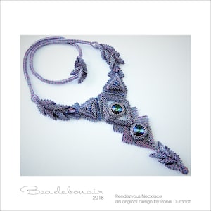 Op de afbeelding: Een paarse en zilveren kralenketting met een geometrisch ontwerp. De ketting heeft een grote, iriserende edelsteen in het midden.