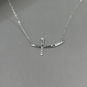 Collar de plata de ley con cruz lateral martillada y cadena ajustable de 40 o 45 cm