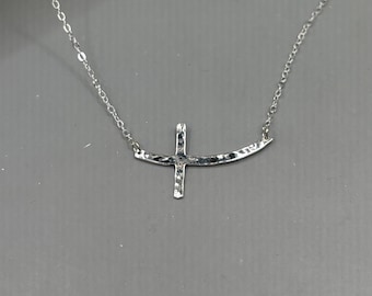 Collar de plata de ley con cruz lateral martillada y cadena ajustable de 40 o 45 cm