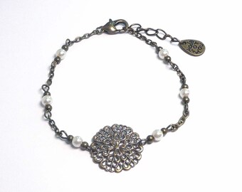 Bracelet estampe rosace,bijou bronze et perles ivoires nacrées, bijou vintage