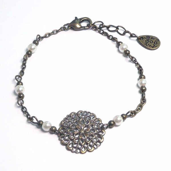 Bracelet estampe rosace,bijou bronze et perles ivoires nacrées, bijou vintage