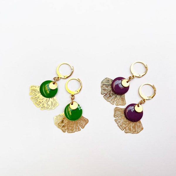 Boucles d’oreilles dorées feuille ginkgo et sequin émail vert ou violet