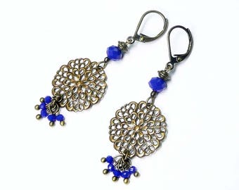 Boucles d'oreille dormeuses perles bleues facettes et rosace bronze rétro