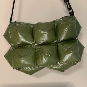 Small puffer shoulder bag .