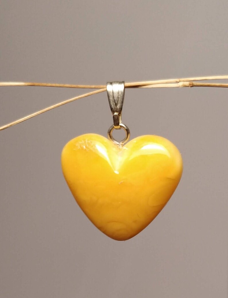 Pendentif Cœur En Ambre Véritable - Vintage Années 70 - Dimensions 1.6x2.3 Cm - Neuf Avec Étiquettes