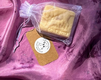 Handgjord tvål av getmjölk – naturliga återfuktande eteriska oljor av lavendel, citrongräs och rosenträ