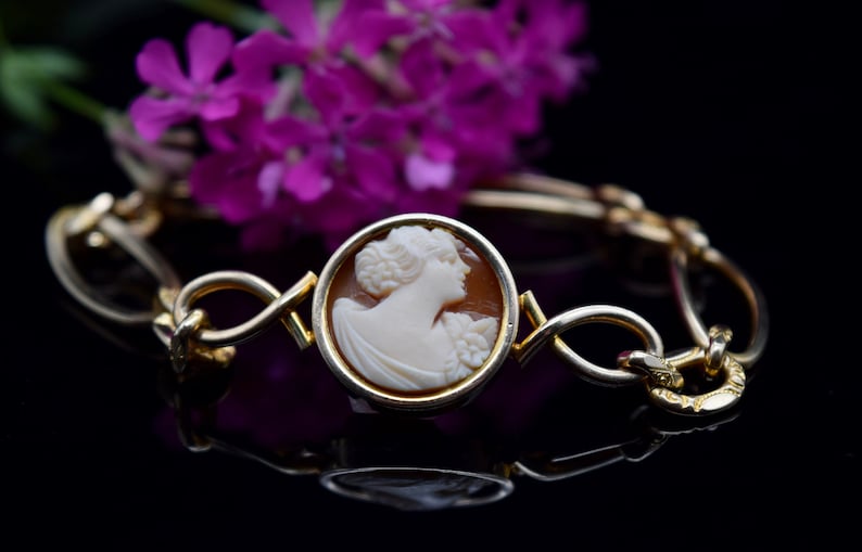 Vintage SIMMMONS Gold Cameo Bracelet Hand Carved Shell Cameo Bracelet Cameo Jewelry