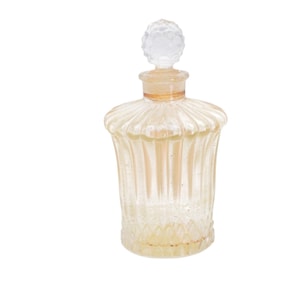 Pu&ograve; includere: Un flacone di profumo in vetro trasparente in stile vintage con un tappo decorativo. La bottiglia ha un design scanalato e una tonalit&agrave; ambrata chiara. Il tappo &egrave; trasparente e sferico. La bottiglia &egrave; vuota.