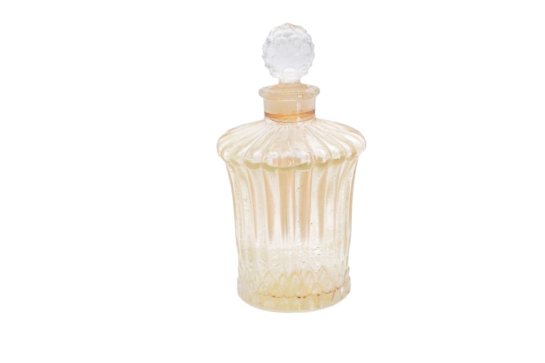 Pu&ograve; includere: Un flacone di profumo in vetro trasparente in stile vintage con un tappo decorativo. La bottiglia ha un design scanalato e una tonalit&agrave; ambrata chiara. Il tappo &egrave; trasparente e sferico. La bottiglia &egrave; vuota.