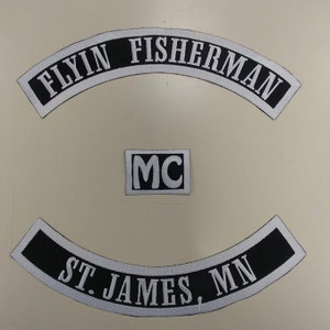 Peut inclure: Patchs de club de moto brodés en noir et blanc. Le patch du haut indique "Flyin Fisherman MC". Le patch du bas indique "St. James, MN".