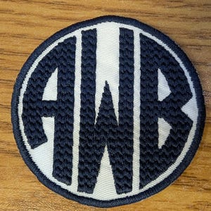Écusson brodé d'initiales personnalisées en police de caractères chevrons avec fer à repasser au dos
