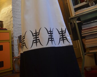 Vintage 1970s Waltah Clarke white black caftan maxi dress Asian print S / M small medium