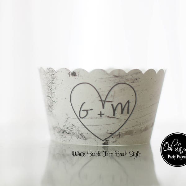 Set van 50 MADE TO ORDER "Carved" Initialen in een Birch Tree Cupcake Wrappers in White of Natural Birch Tree Style