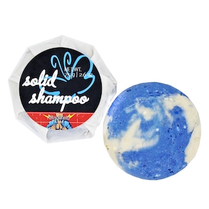 Könnte beinhalten: Ein blauer und weißer fester Shampoo-Bar mit einem Etikett mit der Aufschrift "solid shampoo" und "Net Wt. 2.6 oz".
