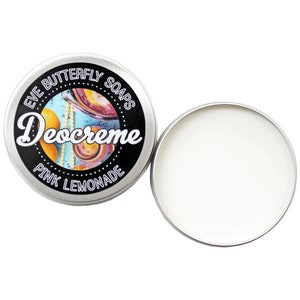 Könnte beinhalten: Eine runde Dose mit pinker Limonade-Duft-Deodorant mit dem Text "Eve Butterfly Soaps Deocreme Pink Lemonade" auf dem Deckel.